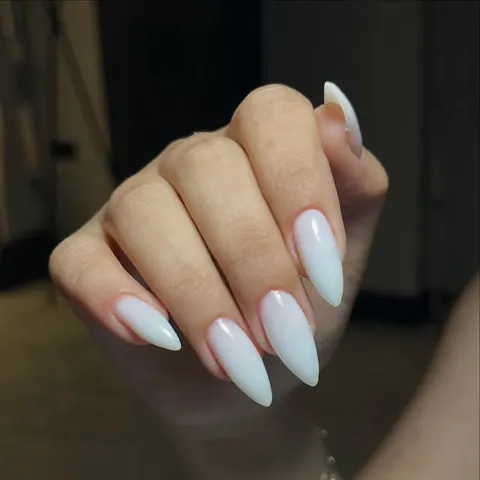 Beyaz ombre badem tırnak