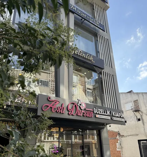 Dış cephe: pembe ışıklı Aslı Dursun Güzellik ve Kuaför tabelası